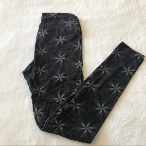 Lularoe Black Geometric Flower Print Leggings ONE SIZE